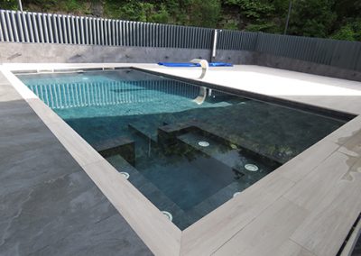 Piscina con jacuzzi en Gijano